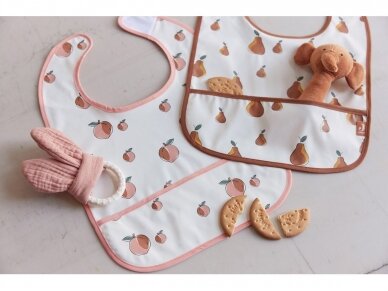 Jollein neperšlampamas seilinukas Bib su kišene Peach 2vnt. 2 Jollein neperšlampamas seilinukas Bib su kišene Peach 2vnt. 2